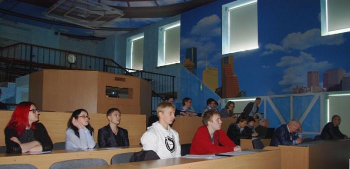 Идет  заседание секции  ПРИКЛАДНОЙ МАТЕМАТИКИ  И  ПРОГРАММИРОВАНИЯ